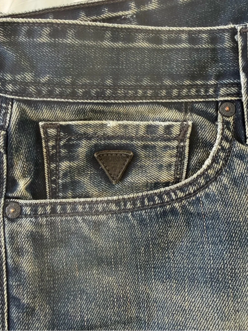 GUESS Robertson Slim Tapered Distressed Jeans 33x32 fits 34x30
